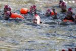 Amsterdam 3 september 2017  
ALS Cityswim in de amsterdamse grachten. Johnny de Mol jr en Rick Brandsteder zemmen met Ralph en Carlijn de Vies en hun kinderen  zoon Daniel en  hun dochter