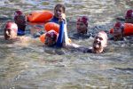 Amsterdam 3 september 2017  
ALS Cityswim in de amsterdamse grachten. Johnny de Mol jr en Rick Brandsteder zemmen met Ralph en Carlijn de Vies en hun kinderen  zoon Daniel en  hun dochter