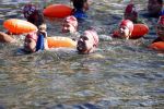Amsterdam 3 september 2017  
ALS Cityswim in de amsterdamse grachten. Johnny de Mol jr en Rick Brandsteder zemmen met Ralph en Carlijn de Vies en hun kinderen  zoon Daniel en  hun dochter