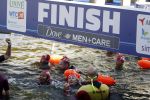 Amsterdam 3 september 2017  
ALS Cityswim in de amsterdamse grachten. Johnny de Mol jr en Rick Brandsteder zemmen met Ralph en Carlijn de Vies en hun kinderen  zoon Daniel en  hun dochter
