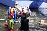 Amsterdam 3 september 2017  
ALS Cityswim in de amsterdamse grachten. Johnny de Mol jr en Rick Brandsteder zemmen met Ralph en Carlijn de Vies en hun kinderen  zoon Daniel en  hun dochter