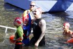 Amsterdam 3 september 2017  
ALS Cityswim in de amsterdamse grachten. Johnny de Mol jr en Rick Brandsteder zemmen met Ralph en Carlijn de Vies en hun kinderen  zoon Daniel en  hun dochter
