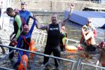 Amsterdam 3 september 2017  
ALS Cityswim in de amsterdamse grachten. Johnny de Mol jr en Rick Brandsteder zemmen met Ralph en Carlijn de Vies en hun kinderen  zoon Daniel en  hun dochter