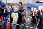 Amsterdam 3 september 2017  
ALS Cityswim in de amsterdamse grachten. Johnny de Mol jr en Rick Brandsteder zemmen met Ralph en Carlijn de Vies en hun kinderen  zoon Daniel en  hun dochter