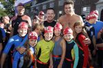 Amsterdam 3 september 2017  
ALS Cityswim in de amsterdamse grachten. Johnny de Mol jr en Rick Brandsteder zemmen met Ralph en Carlijn de Vies en hun kinderen  zoon Daniel en  hun dochter