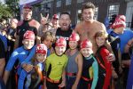 Amsterdam 3 september 2017  
ALS Cityswim in de amsterdamse grachten. Johnny de Mol jr en Rick Brandsteder zemmen met Ralph en Carlijn de Vies en hun kinderen  zoon Daniel en  hun dochter