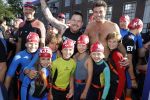 Amsterdam 3 september 2017  
ALS Cityswim in de amsterdamse grachten. Johnny de Mol jr en Rick Brandsteder zemmen met Ralph en Carlijn de Vies en hun kinderen  zoon Daniel en  hun dochter