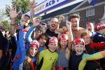 Amsterdam 3 september 2017  
ALS Cityswim in de amsterdamse grachten. Johnny de Mol jr en Rick Brandsteder zemmen met Ralph en Carlijn de Vies en hun kinderen  zoon Daniel en  hun dochter
