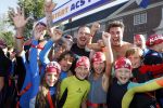 Amsterdam 3 september 2017  
ALS Cityswim in de amsterdamse grachten. Johnny de Mol jr en Rick Brandsteder zemmen met Ralph en Carlijn de Vies en hun kinderen  zoon Daniel en  hun dochter