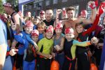 Amsterdam 3 september 2017  
ALS Cityswim in de amsterdamse grachten. Johnny de Mol jr en Rick Brandsteder zemmen met Ralph en Carlijn de Vies en hun kinderen  zoon Daniel en  hun dochter