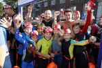 Amsterdam 3 september 2017  
ALS Cityswim in de amsterdamse grachten. Johnny de Mol jr en Rick Brandsteder zemmen met Ralph en Carlijn de Vies en hun kinderen  zoon Daniel en  hun dochter