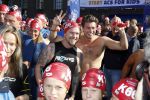 Amsterdam 3 september 2017  
ALS Cityswim in de amsterdamse grachten. Johnny de Mol jr en Rick Brandsteder zemmen met Ralph en Carlijn de Vies en hun kinderen  zoon Daniel en  hun dochter