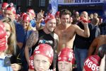 Amsterdam 3 september 2017  
ALS Cityswim in de amsterdamse grachten. Johnny de Mol jr en Rick Brandsteder zemmen met Ralph en Carlijn de Vies en hun kinderen  zoon Daniel en  hun dochter