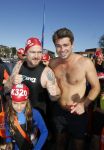 Amsterdam 3 september 2017  
ALS Cityswim in de amsterdamse grachten. Johnny de Mol jr en Rick Brandsteder zemmen met Ralph en Carlijn de Vies en hun kinderen  zoon Daniel en  hun dochter