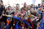Amsterdam 3 september 2017  
ALS Cityswim in de amsterdamse grachten. Johnny de Mol jr en Rick Brandsteder zemmen met Ralph en Carlijn de Vies en hun kinderen  zoon Daniel en  hun dochter