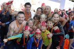 Amsterdam 3 september 2017  
ALS Cityswim in de amsterdamse grachten. Johnny de Mol jr en Rick Brandsteder zemmen met Ralph en Carlijn de Vies en hun kinderen  zoon Daniel en  hun dochter