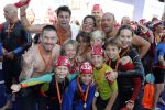 Amsterdam 3 september 2017  
ALS Cityswim in de amsterdamse grachten. Johnny de Mol jr en Rick Brandsteder zemmen met Ralph en Carlijn de Vies en hun kinderen  zoon Daniel en  hun dochter