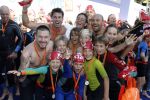 Amsterdam 3 september 2017  
ALS Cityswim in de amsterdamse grachten. Johnny de Mol jr en Rick Brandsteder zemmen met Ralph en Carlijn de Vies en hun kinderen  zoon Daniel en  hun dochter