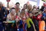 Amsterdam 3 september 2017  
ALS Cityswim in de amsterdamse grachten. Johnny de Mol jr en Rick Brandsteder zemmen met Ralph en Carlijn de Vies en hun kinderen  zoon Daniel en  hun dochter