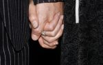 Amsterdam 12 september 2017
Johnny de Mol met zijn aanstaande vrouw Anouk v Schie bij de premiere van het Nationaal Ballet in de stopera. verlovings ring