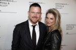 Amsterdam 12 september 2017
Johnny de Mol met zijn aanstaande vrouw Anouk v Schie bij de premiere van het Nationaal Ballet in de stopera