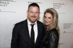 Amsterdam 12 september 2017
Johnny de Mol met zijn aanstaande vrouw Anouk v Schie bij de premiere van het Nationaal Ballet in de stopera