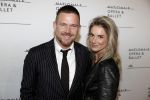 Amsterdam 12 september 2017
Johnny de Mol met zijn aanstaande vrouw Anouk v Schie bij de premiere van het Nationaal Ballet in de stopera