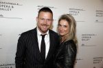 Amsterdam 12 september 2017
Johnny de Mol met zijn aanstaande vrouw Anouk v Schie bij de premiere van het Nationaal Ballet in de stopera