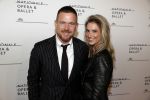 Amsterdam 12 september 2017
Johnny de Mol met zijn aanstaande vrouw Anouk v Schie bij de premiere van het Nationaal Ballet in de stopera