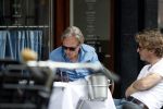 Amsterdam 31 juli 2017
Jort Kelder met een kennis op terras.