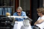 Amsterdam 31 juli 2017
Jort Kelder met een kennis op terras.
