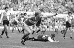 Jurrie Koolhof 1986
Scoort tegen Feyenoord op de voorgrond Bennie Wijnstekers