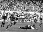 Jurrie Koolhof 1986
Scoort tegen Feyenoord op de voorgrond Bennie Wijnstekers