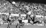 Jurrie Koolhof 1986
Scoort tegen Feyenoord op de voorgrond Bennie Wijnstekers