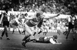 Jurrie Koolhof 1986
Scoort tegen Feyenoord op de voorgrond Bennie Wijnstekers