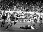 Jurrie Koolhof 1986
Scoort tegen Feyenoord op de voorgrond Bennie Wijnstekers