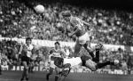 Jurrie Koolhof 1986
Scoort tegen Feyenoord op de voorgrond Bennie Wijnstekers