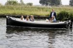 Warmond 7 juli 2017
Koninklijk fotouurtje in Warmond . Koning Willem Alexander Koningin Maxima prionses Amalia Ariane en Alexia komen aanvaren met een sloep.