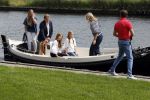 Warmond 7 juli 2017
Koninklijk fotouurtje in Warmond . Koning Willem Alexander Koningin Maxima prionses Amalia Ariane en Alexia komen aanvaren met een sloep.