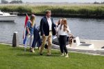 Warmond 7 juli 2017
Koninklijk fotouurtje in Warmond . Koning Willem Alexander Koningin Maxima prionses Amalia Ariane en Alexia komen aanvaren met een sloep.