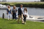 Warmond 7 juli 2017
Koninklijk fotouurtje in Warmond . Koning Willem Alexander Koningin Maxima prionses Amalia Ariane en Alexia komen aanvaren met een sloep.