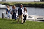Warmond 7 juli 2017
Koninklijk fotouurtje in Warmond . Koning Willem Alexander Koningin Maxima prionses Amalia Ariane en Alexia komen aanvaren met een sloep.