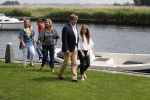 Warmond 7 juli 2017
Koninklijk fotouurtje in Warmond . Koning Willem Alexander Koningin Maxima prionses Amalia Ariane en Alexia komen aanvaren met een sloep.