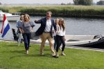 Warmond 7 juli 2017
Koninklijk fotouurtje in Warmond . Koning Willem Alexander Koningin Maxima prionses Amalia Ariane en Alexia komen aanvaren met een sloep.