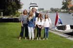 Warmond 7 juli 2017
Koninklijk fotouurtje in Warmond . Koning Willem Alexander Koningin Maxima prionses Amalia Ariane en Alexia komen aanvaren met een sloep.