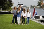 Warmond 7 juli 2017
Koninklijk fotouurtje in Warmond . Koning Willem Alexander Koningin Maxima prionses Amalia Ariane en Alexia komen aanvaren met een sloep.