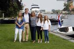 Warmond 7 juli 2017
Koninklijk fotouurtje in Warmond . Koning Willem Alexander Koningin Maxima prionses Amalia Ariane en Alexia komen aanvaren met een sloep.