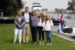 Warmond 7 juli 2017
Koninklijk fotouurtje in Warmond . Koning Willem Alexander Koningin Maxima prionses Amalia Ariane en Alexia komen aanvaren met een sloep.