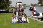 Warmond 7 juli 2017
Koninklijk fotouurtje in Warmond . Koning Willem Alexander Koningin Maxima prionses Amalia Ariane en Alexia komen aanvaren met een sloep.