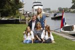 Warmond 7 juli 2017
Koninklijk fotouurtje in Warmond . Koning Willem Alexander Koningin Maxima prionses Amalia Ariane en Alexia komen aanvaren met een sloep.